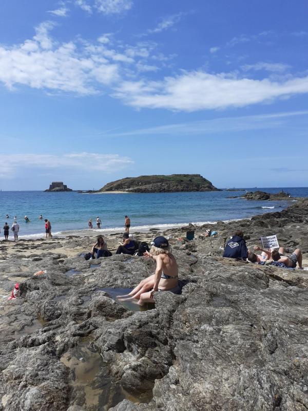 Lecture sur les rochers, Saint-Malo.